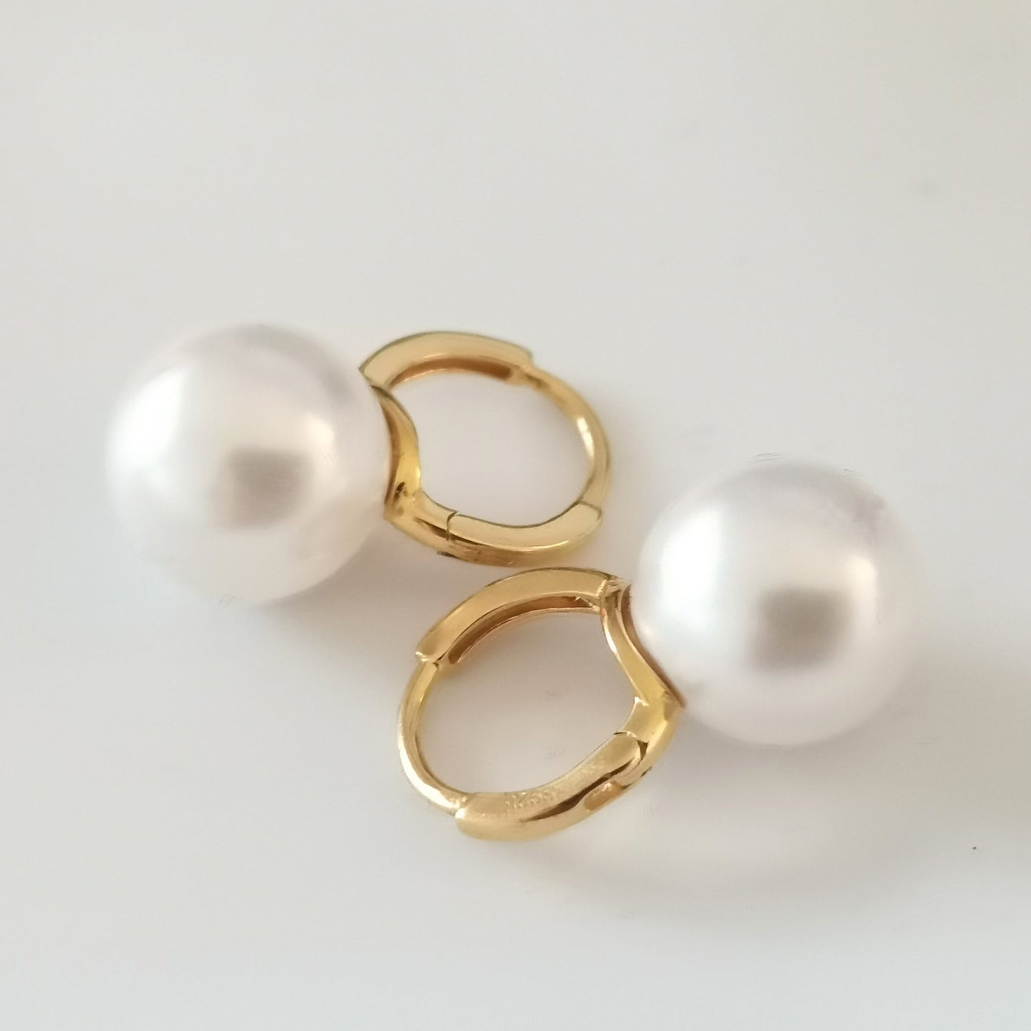 FRIDA / Pearl Huggie Hoops