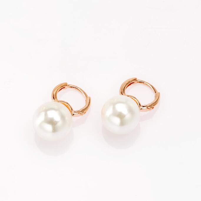 FRIDA / Pearl Huggie Hoops