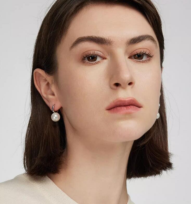 FRIDA / Pearl Huggie Hoops